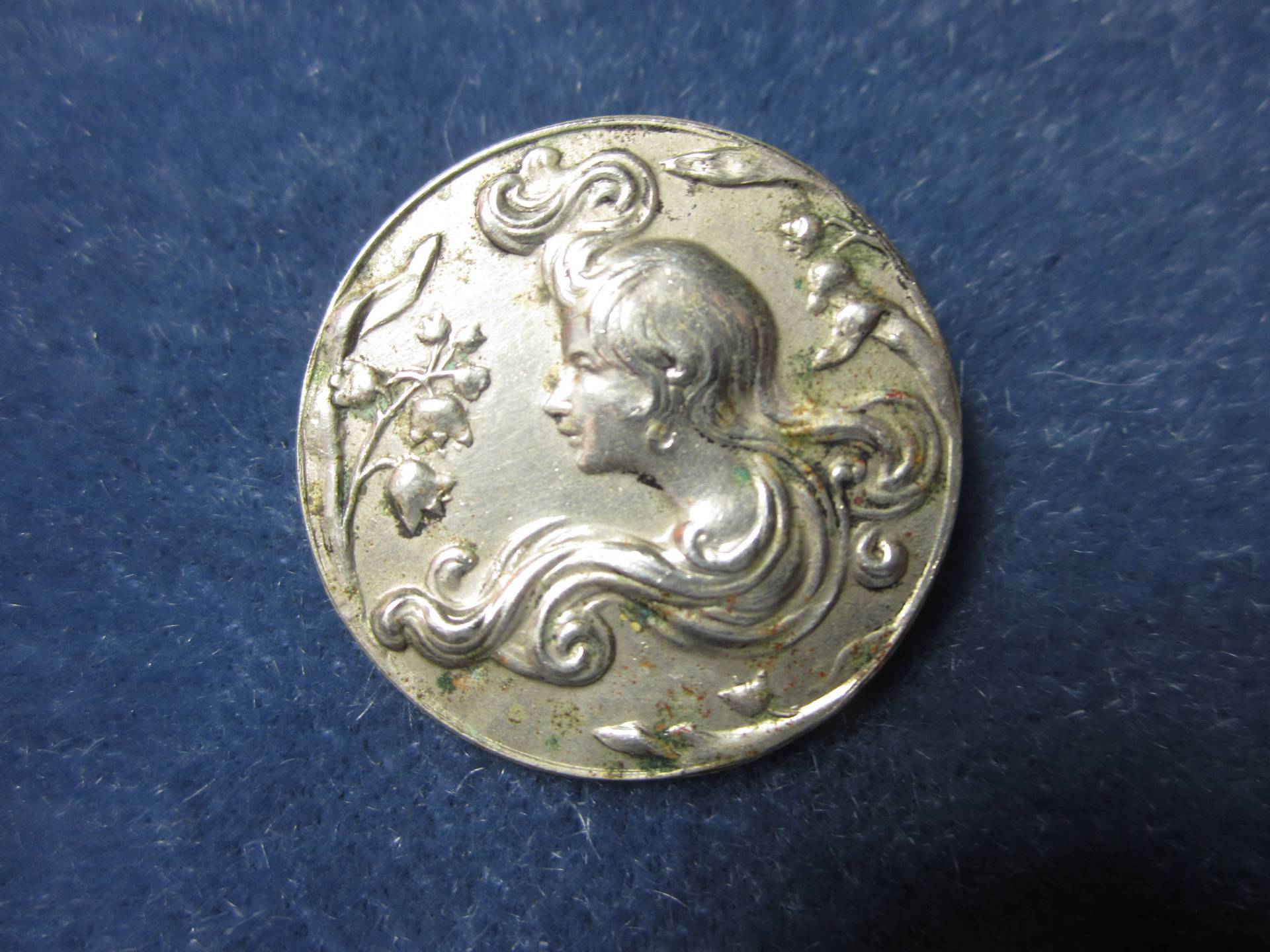 Antike Jugendstil Stil Silber Ton Metall Gestempelt Von Einer Jungen Frau Im Profil Mit Langen Luxuriösen Fließenden Haaren von epherma