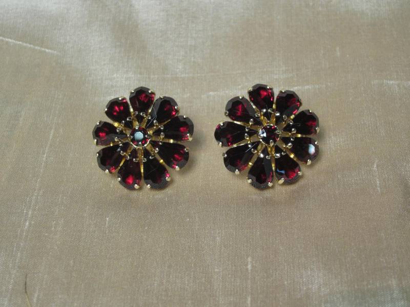 Jahrgang 1960 Accesocraft Nyc Rot Rheinshone Goldton Montage Floral Design Schraube Zurück Ohrringe - Sehr Guten Zustand Jahrgang 1960 Accesocraft Nyc Rot Rheinshone Goldton Montage Floral Design Schraube Zurück Ohrringe - Sehr Guten Zustand von epherma