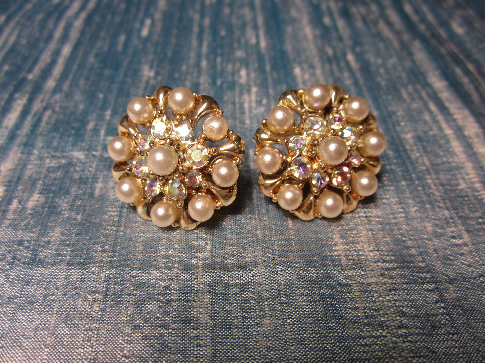 Jahrgang 1960 Coro Faux Perle Und Irridescent Strass Schraube Zurück Ohrring Goldton Befestigungen. in Gutem Zustand von epherma