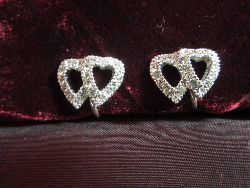 Jahrgang 1960 Doulbe Herz Geformt Strass Schraube Ohrringe Auf Silvertone Montage. Guter Zustand. Kleine Skala Jahrgang 1960 Doulbe Herz Geformt Strass Schraube Ohrringe Auf Silvertone Montage. Guter Zustand. Kleine Skala von epherma