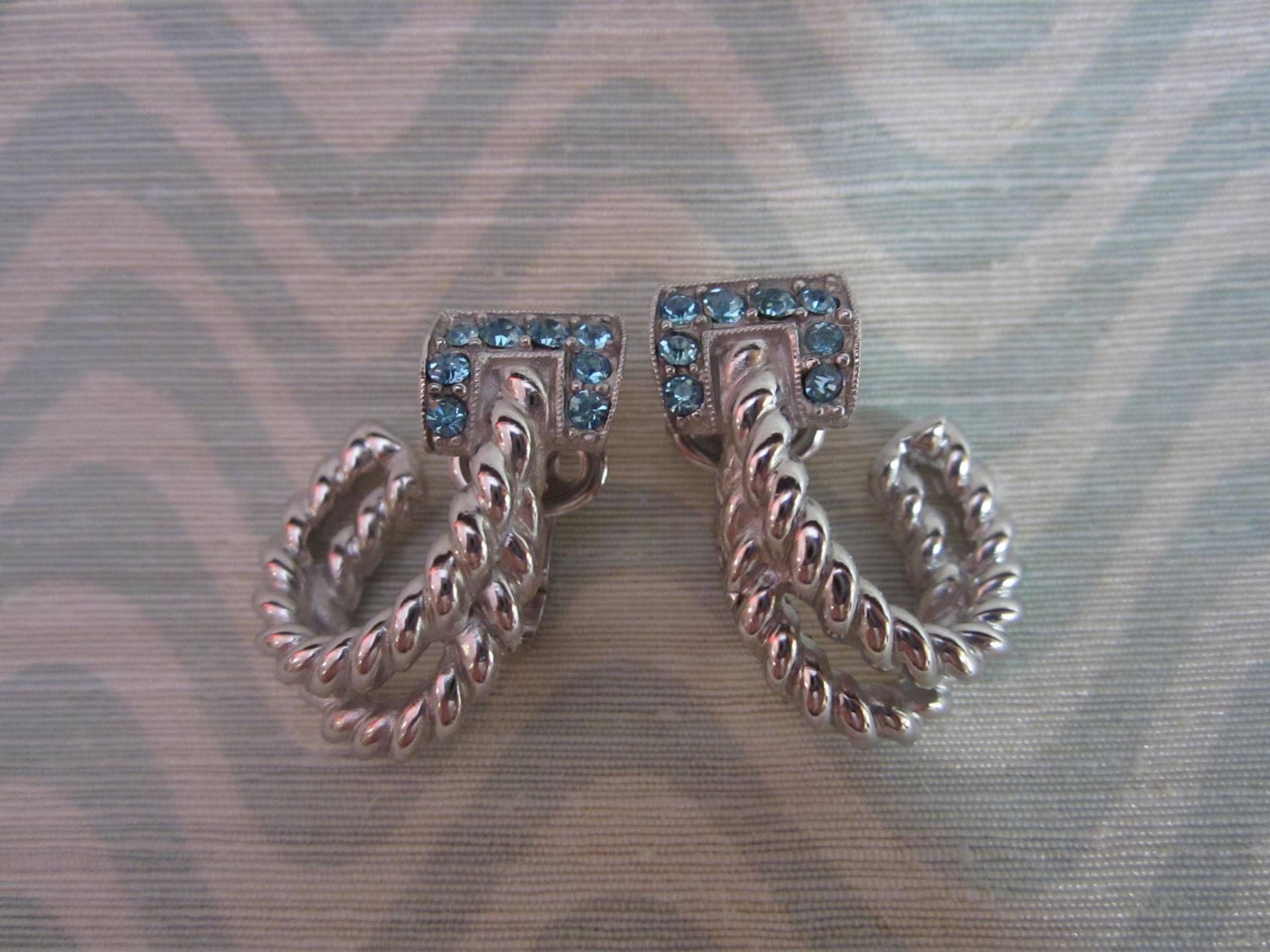 Jahrgang 1960 Trifari Silvertone Seil Und Schnalle Mit Aqua Square Geschnitten Rheine Clipback Ohrring in Sehr Gutem Zustand von epherma