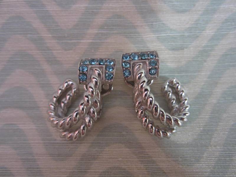 Jahrgang 1960 Trifari Silvertone Seil Und Schnalle Mit Aqua Square Geschnitten Rheine Clipback Ohrring in Sehr Gutem Zustand Jahrgang 1960 Trifari Silvertone Seil Und Schnalle Mit Aqua Square Geschnitten Rheine Clipback Ohrring in Sehr Gutem Zustand von epherma