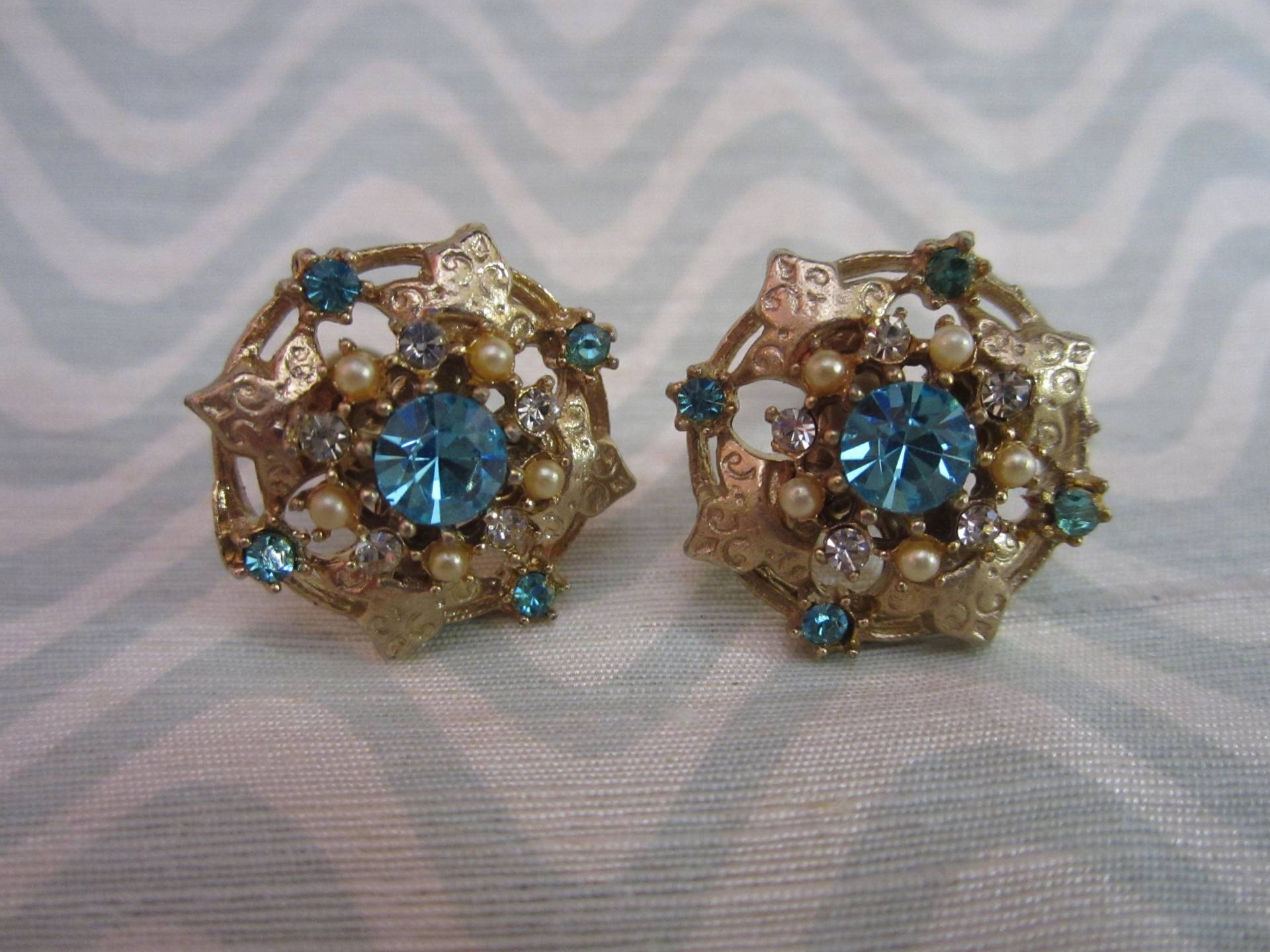 Vintage 1950 Klar Und Aqua Strass Mit Faux Seeded Perlen Auf Goldtone Mount Screwback Ohrringe - Guten Zustand von epherma