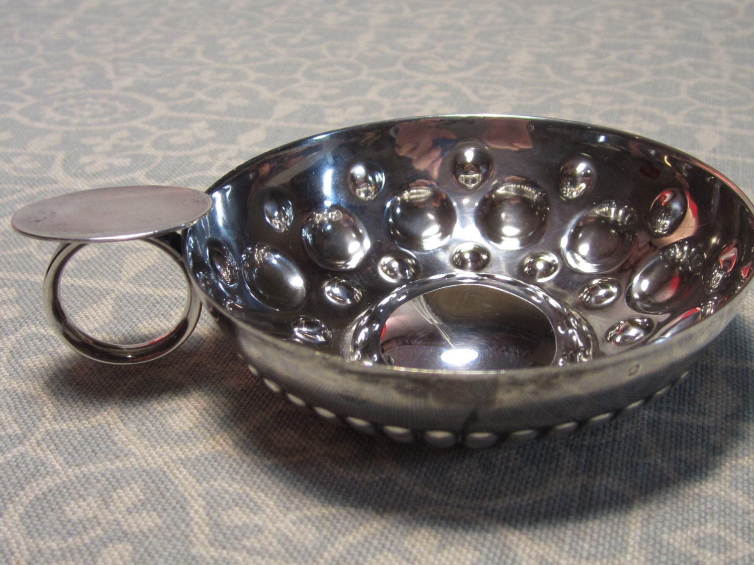 Vintage Silverplate Cup Mit Griff Relief Und Geprägte Metallarbeiten von epherma