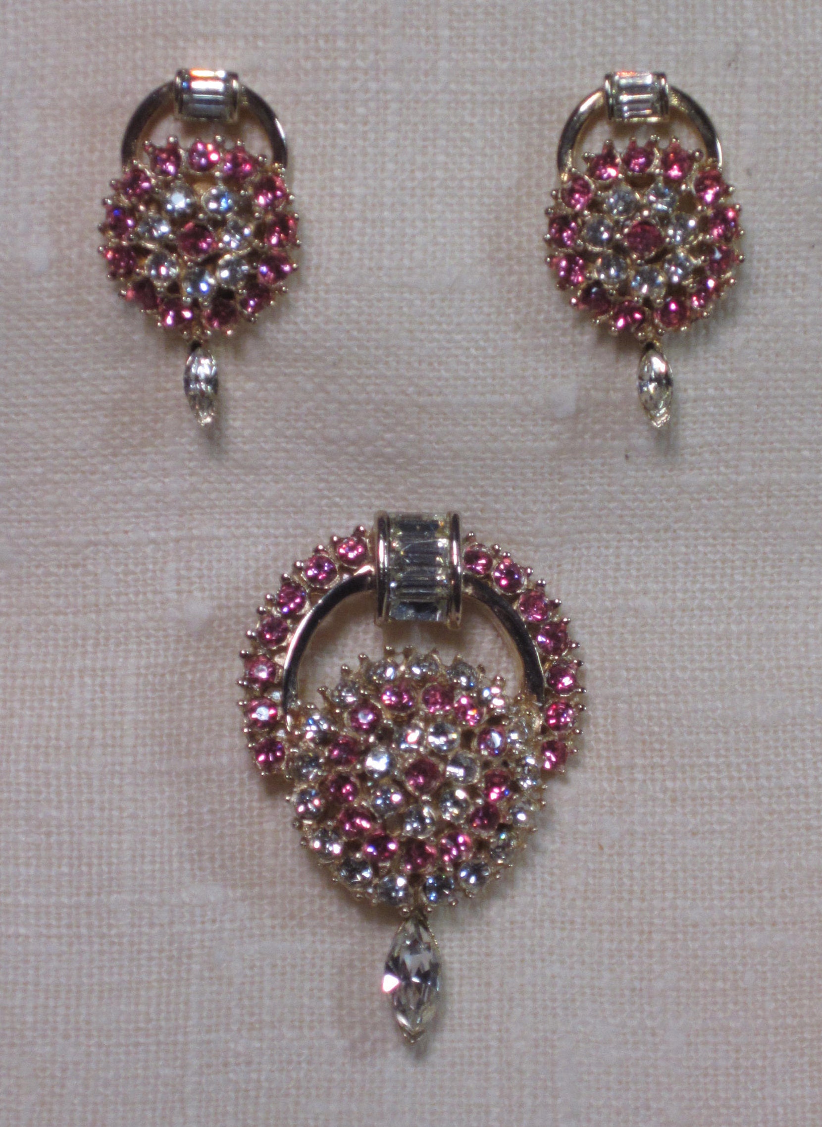 Vtg 1960Er Jahre Juliana Pink & Weiß Strass Anhänger/Brosche Ohrringe Set in Banguette, Rund Und Marquise Schnitte - Sehr Guter Zustand von epherma