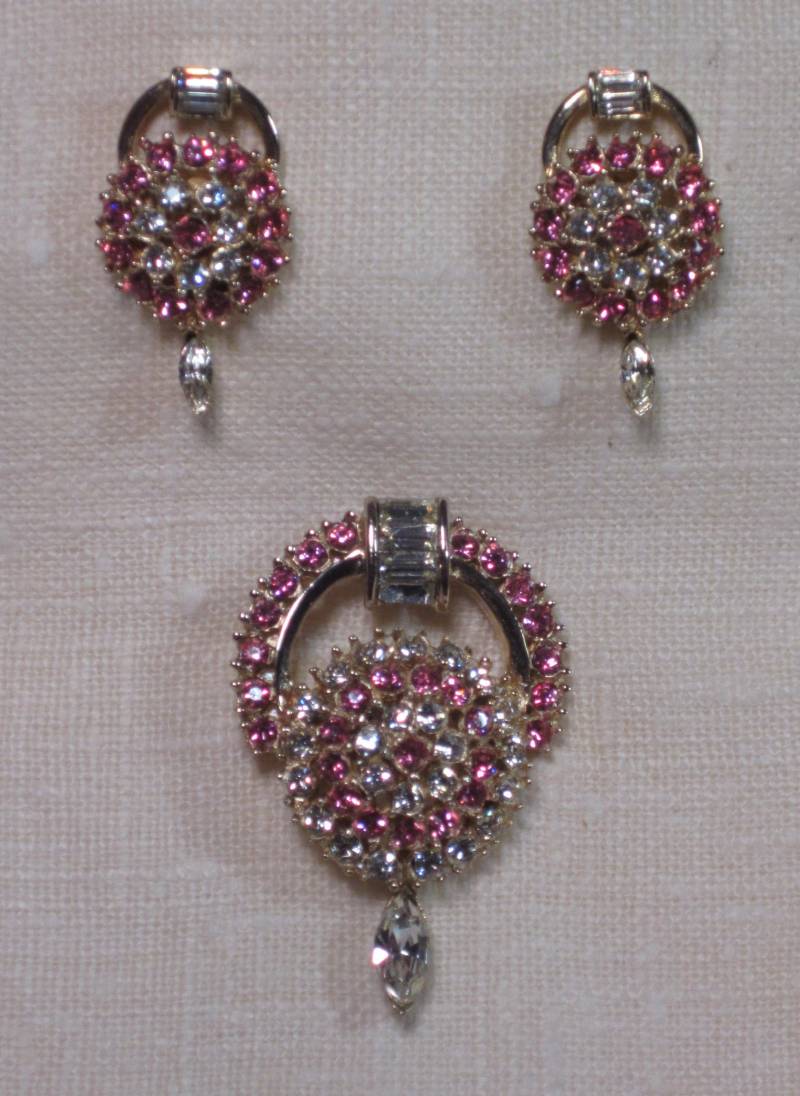 Vtg 1960Er Jahre Juliana Pink & Weiß Strass Anhänger/Brosche Ohrringe Set in Banguette, Rund Und Marquise Schnitte - Sehr Guter Zustand Vtg 1960Er Jahre Juliana Pink & Weiß Strass Anhänger/Brosche Ohrringe Set in Banguette, Rund Und Marquise Schnitte - Sehr Guter Zustand von epherma