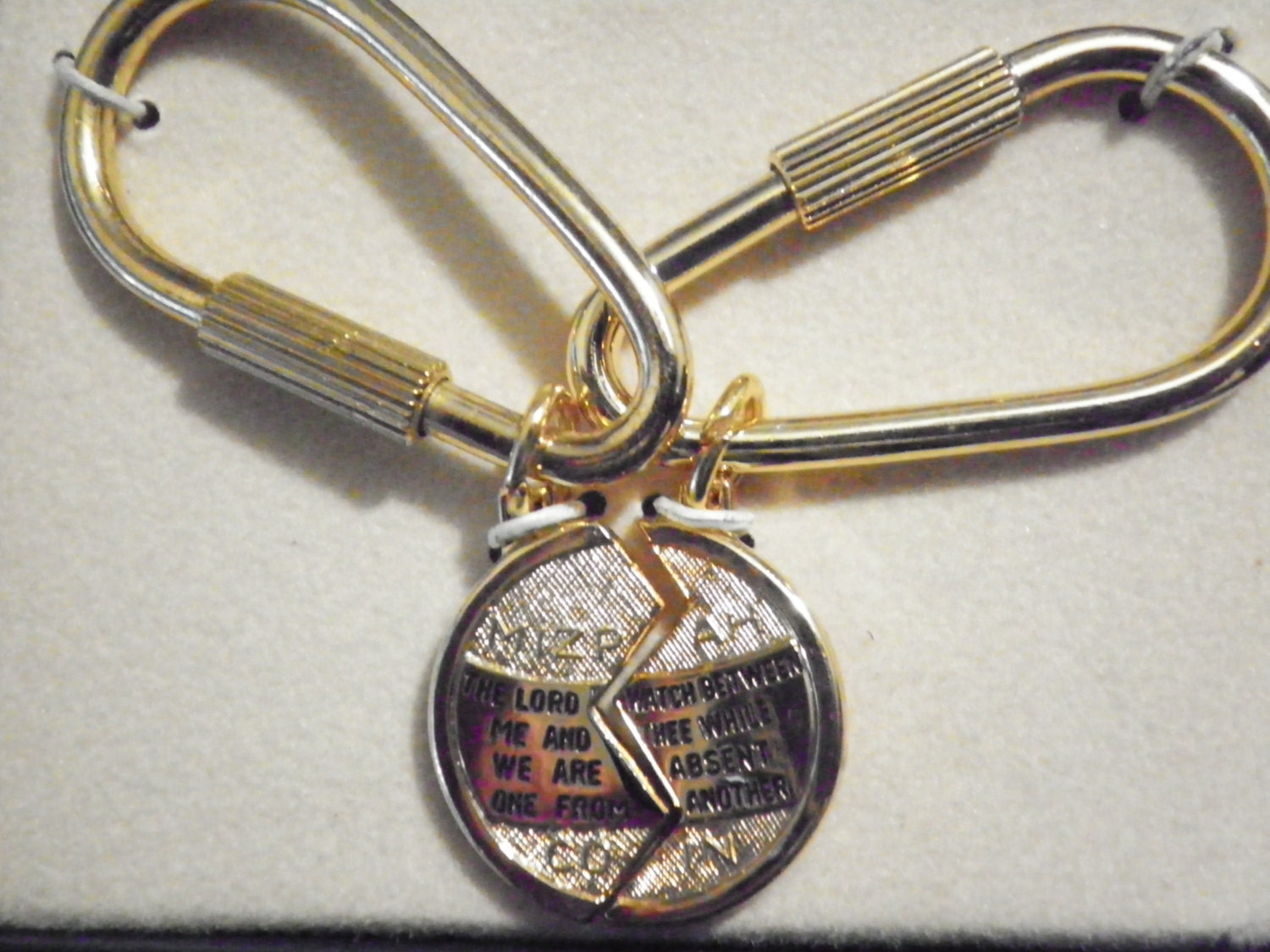 1 Paar Miz-Pah Gebetsmünzen Schlüsselanhänger 1 Paar Miz-Pah Gebetsmünzen Schlüsselanhänger von epicvintagejewelry