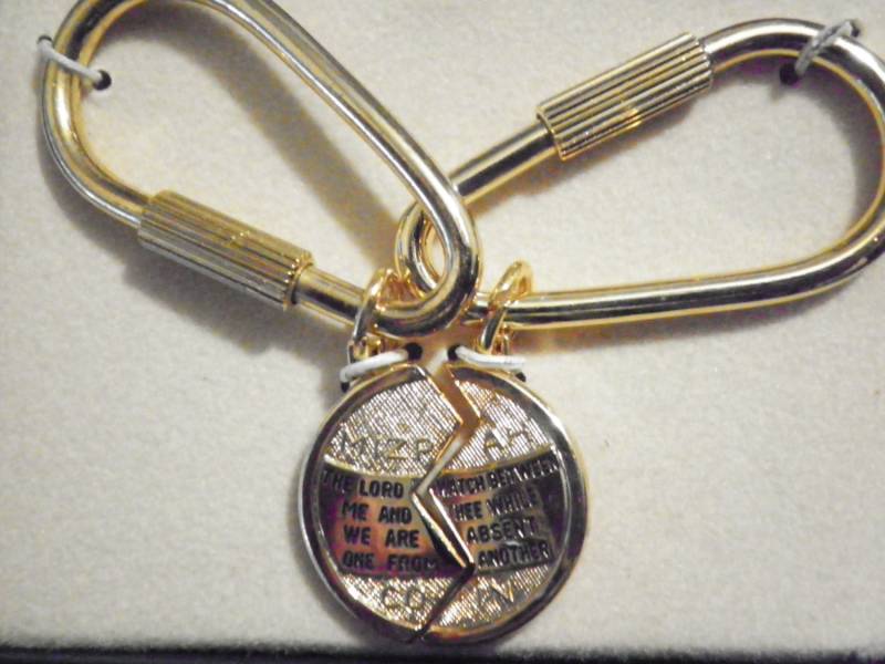 1 Paar Miz-Pah Gebetsmünzen Schlüsselanhänger 1 Paar Miz-Pah Gebetsmünzen Schlüsselanhänger von epicvintagejewelry
