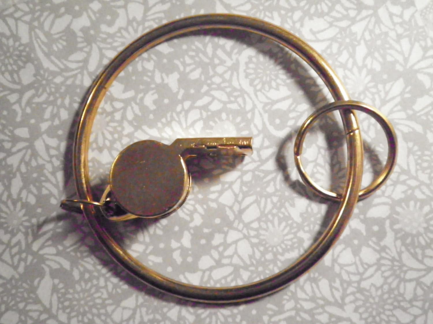 1 Pfeife Aus Messing An Einem 3-1/4" Versilberten Schlüsselring von epicvintagejewelry