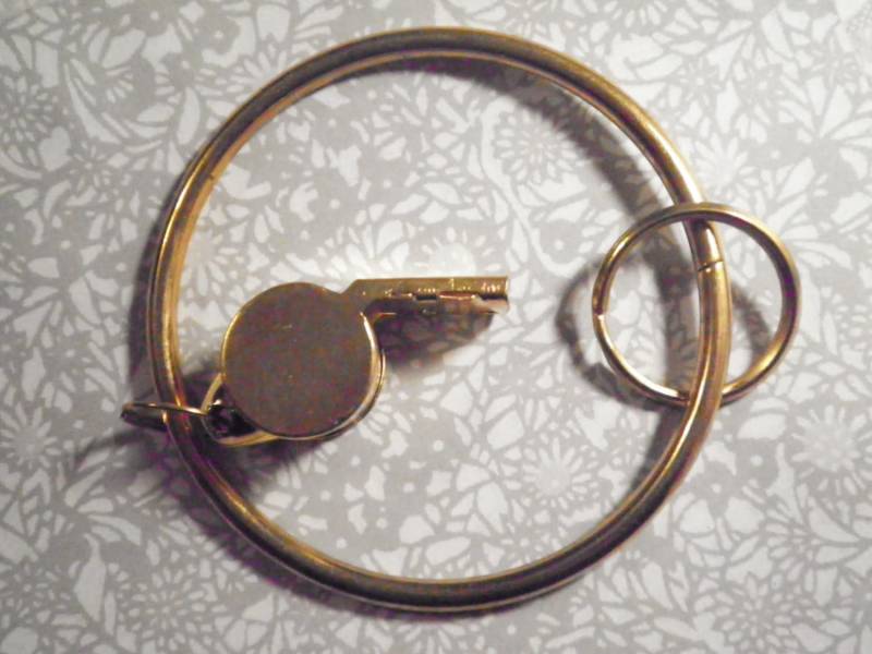 1 Pfeife Aus Messing An Einem 3-1/4" Versilberten Schlüsselring von epicvintagejewelry