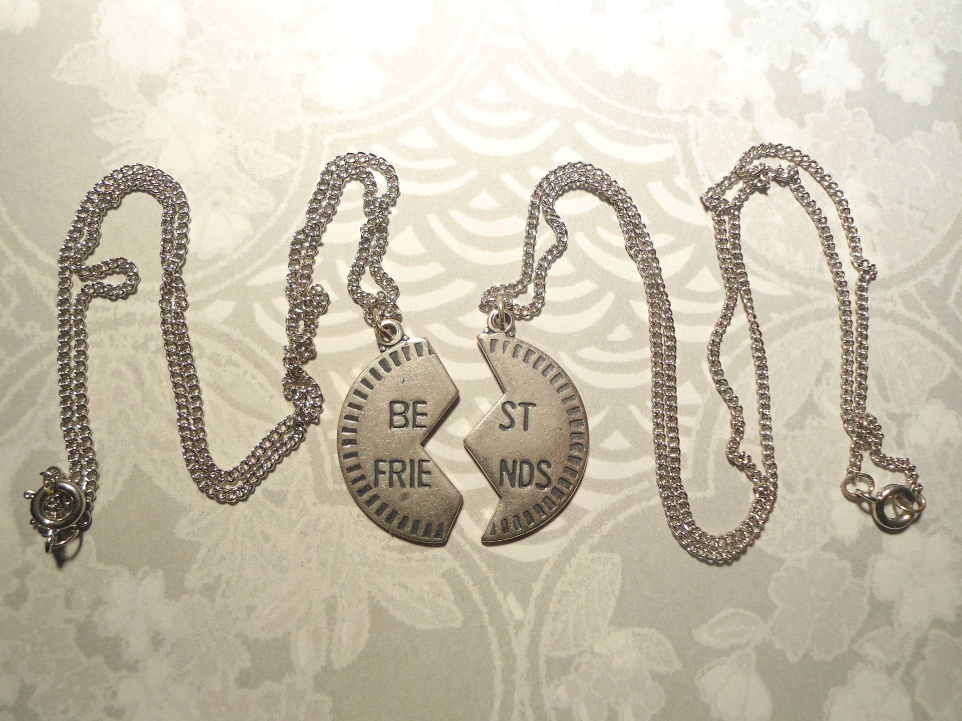 1 Set Beste Freunde Versilberte Halsketten 1 Set Beste Freunde Versilberte Halsketten von epicvintagejewelry
