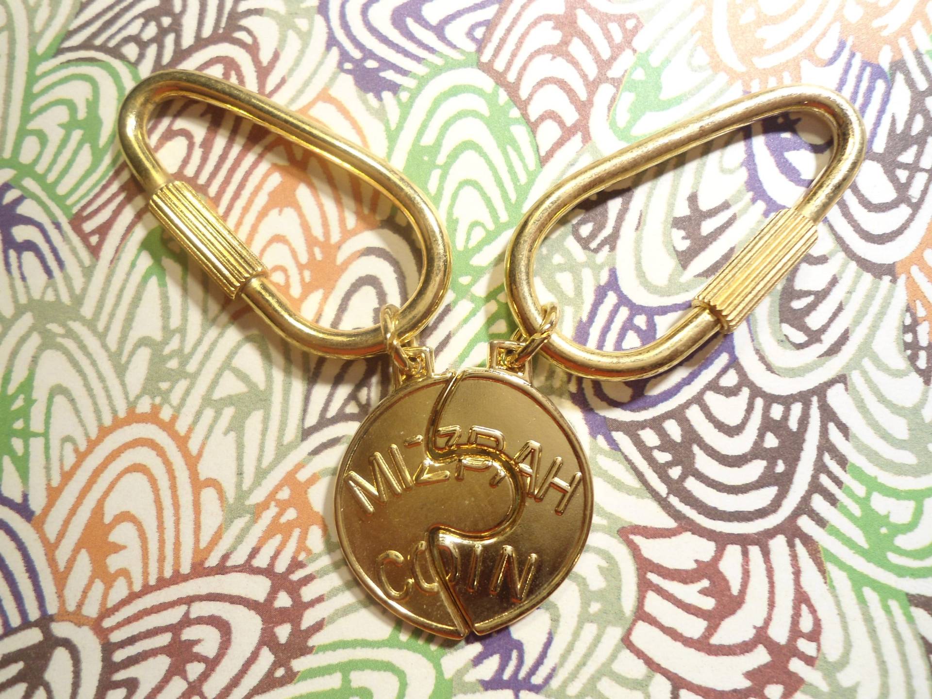 1 Set Vergoldete Miz-Pah Coin Schlüsselanhänger 1 Set Vergoldete Miz-Pah Coin Schlüsselanhänger von epicvintagejewelry