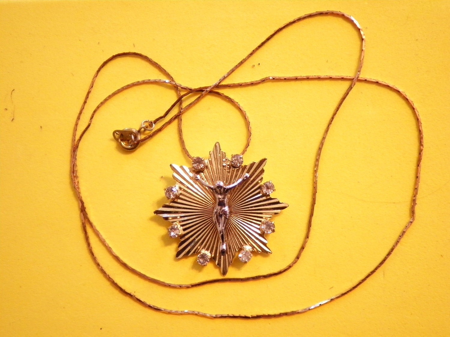 1 Vergoldet-Jesus-Anhänger Mit Strasssteinchen Auf Eine Messingkette 24 " von epicvintagejewelry