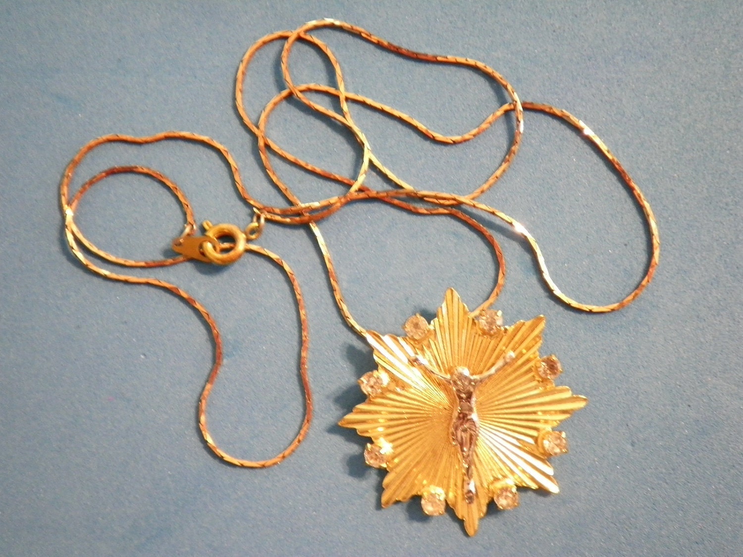 1 Vergoldet Jesus Pendant Auf Einer Messingkette 24 " 1 Vergoldet Jesus Pendant Auf Einer Messingkette 24 " von epicvintagejewelry