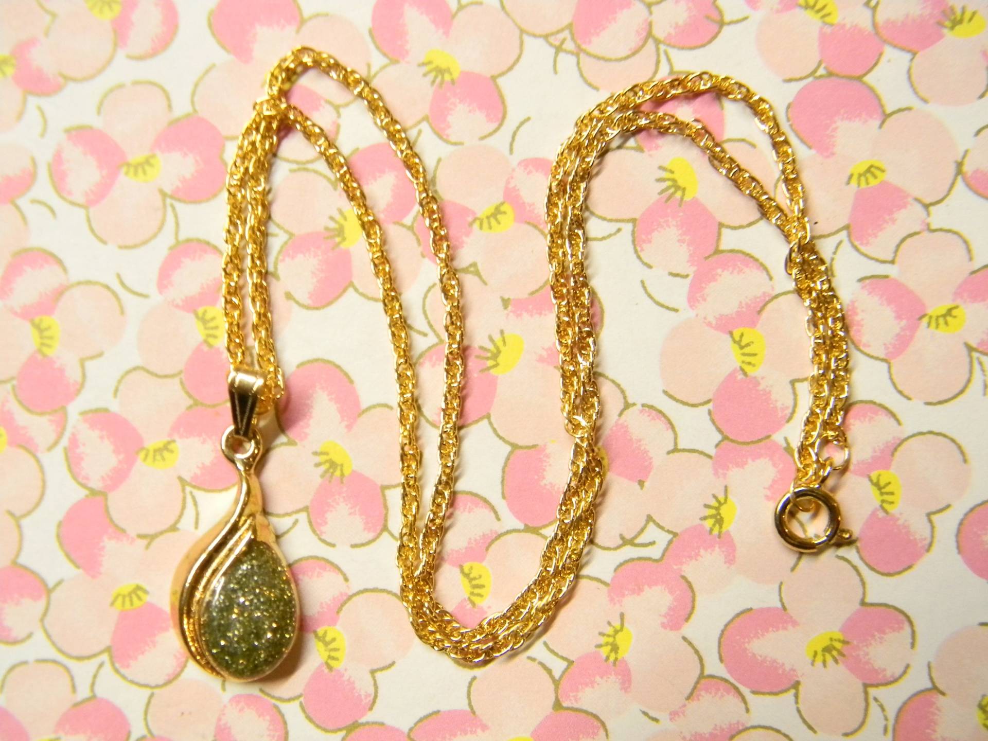 "1 Vergoldete 18 "Diamantstaub-Anhänger-Halskette von epicvintagejewelry