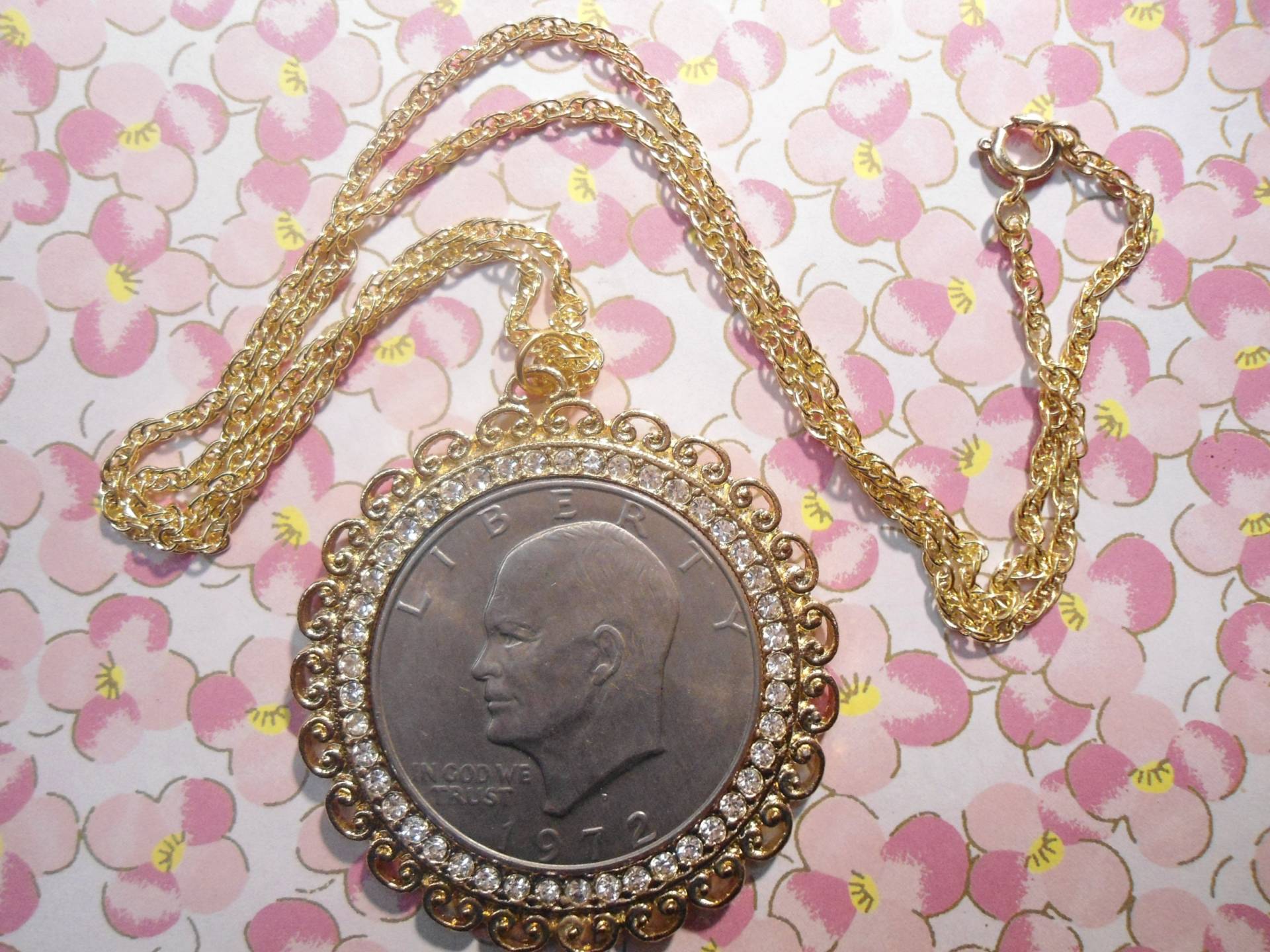 "1 Vergoldeter Eisenhower Dollar Anhänger 24" Halskette Mit Strasssteinen Keine Münze." "1 Vergoldeter Eisenhower Dollar Anhänger 24" Halskette Mit Strasssteinen Keine Münze." von epicvintagejewelry