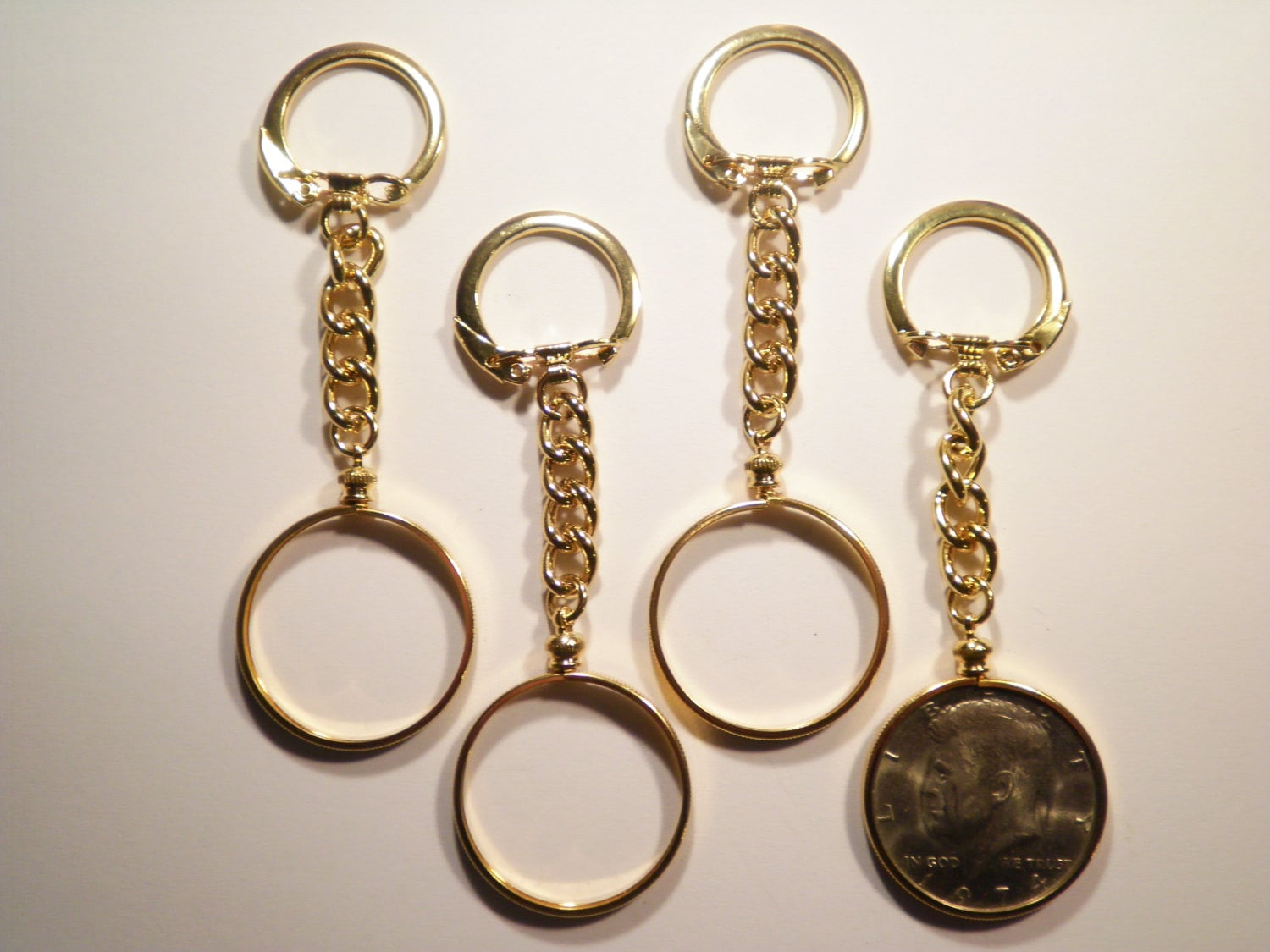 1 Vergoldeter Us-Kennedy Half Dollar Coin Holder Schlüsselanhänger Mit Kennedy Inklusive 1 Vergoldeter Us-Kennedy Half Dollar Coin Holder Schlüsselanhänger Mit Kennedy Inklusive von epicvintagejewelry