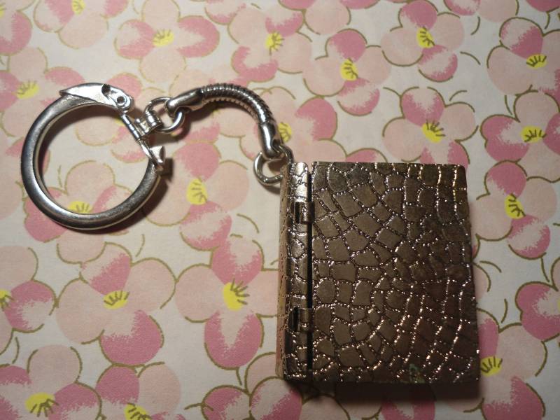 1 Versilberte Bibelbuch Schlüsselanhänger Mit Kreuz Innen von epicvintagejewelry