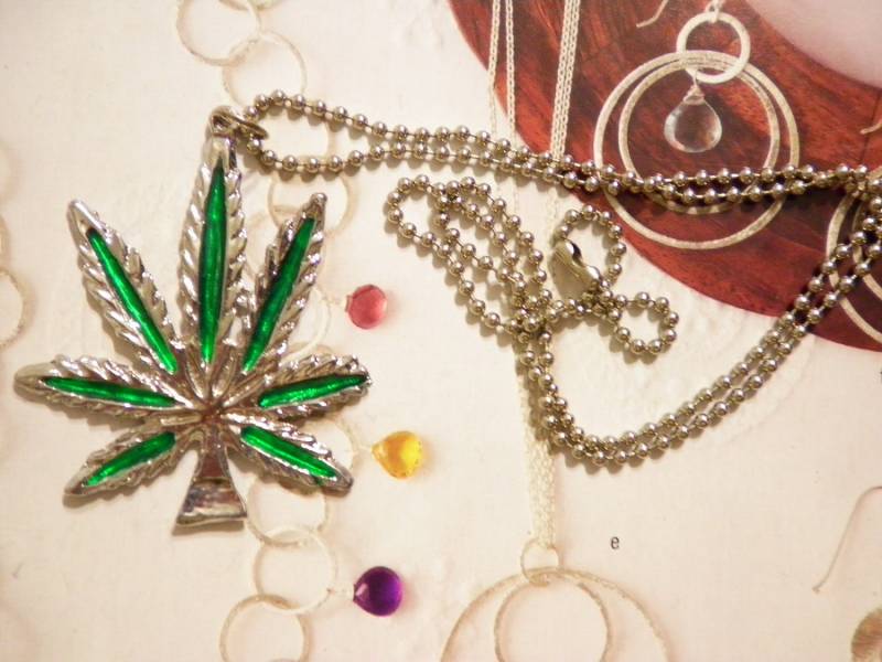 1 Versilberte Große Emaillierte Blatt Auf Einem 18" Kugelkette von epicvintagejewelry