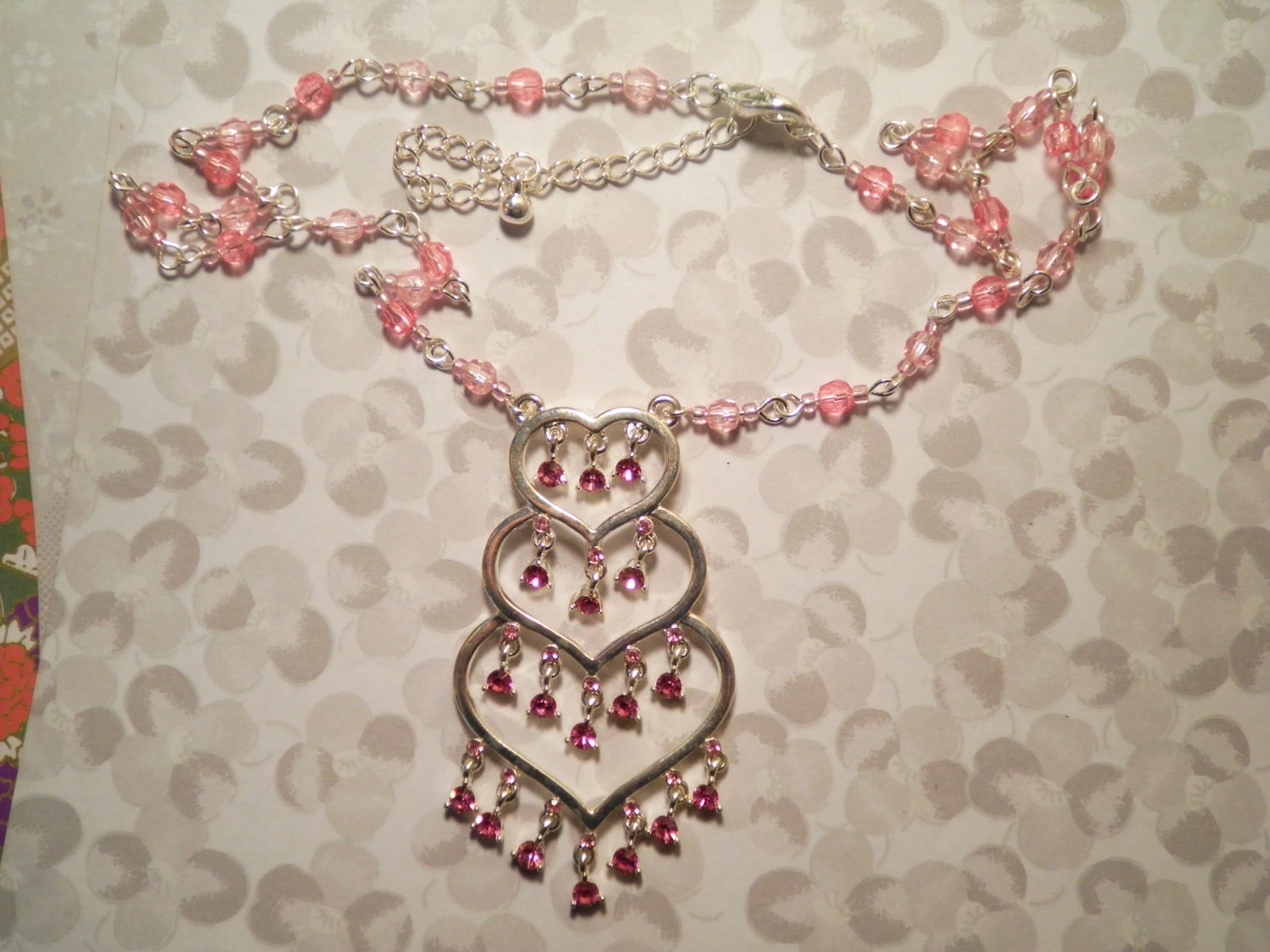 1 Versilberte Herzkette Mit Rosa Strasssteinen 1 Versilberte Herzkette Mit Rosa Strasssteinen von epicvintagejewelry