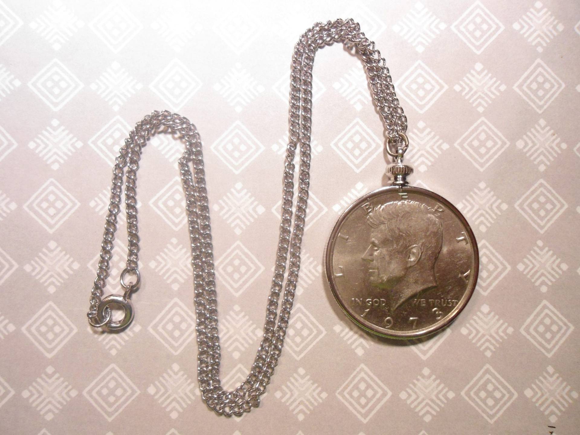1 Versilberte Kennedy Halbe Dollar Halskette Mit Münze 1 Versilberte Kennedy Halbe Dollar Halskette Mit Münze von epicvintagejewelry