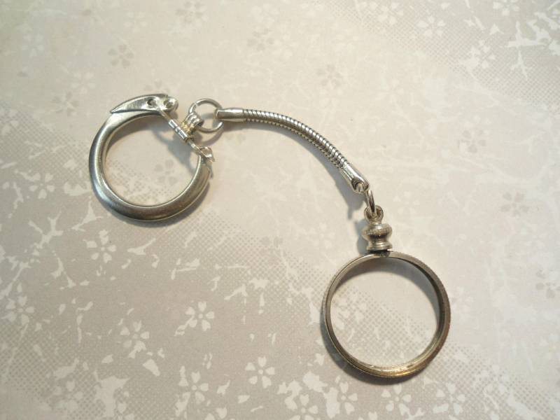 1 Versilberte Nickel-Halter-Schlüsselanhänger von epicvintagejewelry