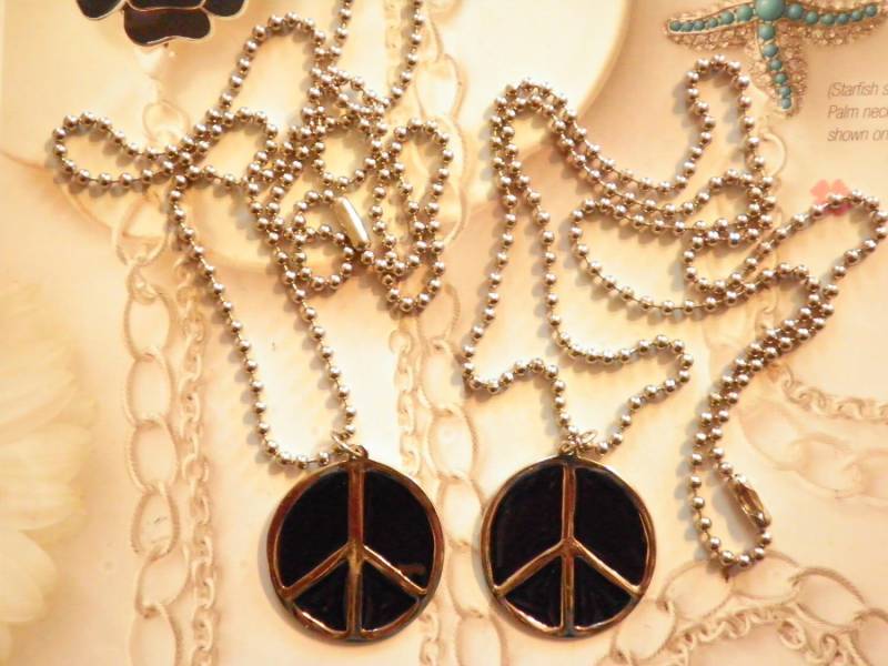 1 Versilberte Schwarz Emaillierte Frieden Zeichen Auf 20" Ballkette von epicvintagejewelry