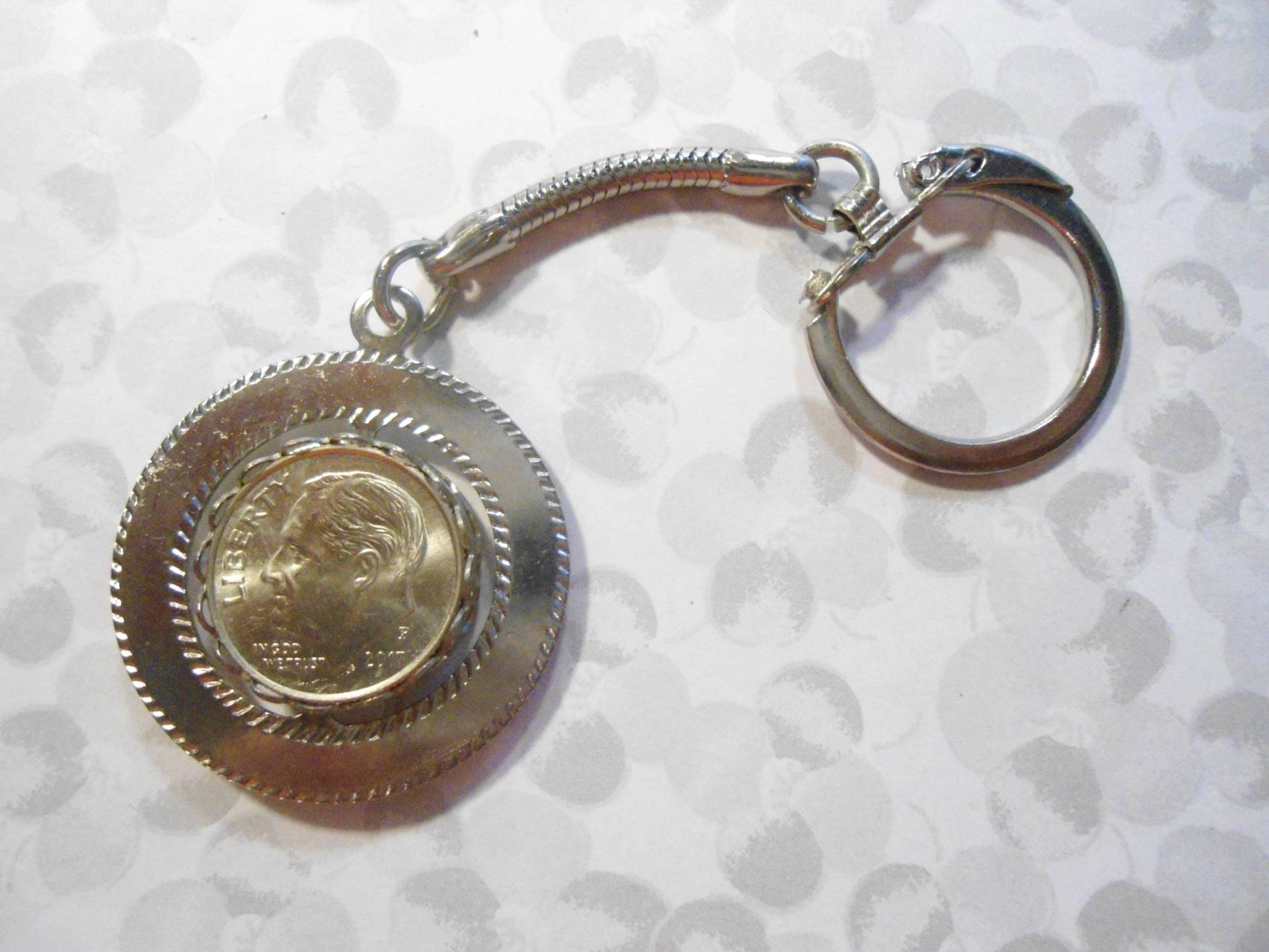 1 Versilberte Spinnen Dime Keychain Schlüsselanhänger 1 Versilberte Spinnen Dime Keychain Schlüsselanhänger von epicvintagejewelry