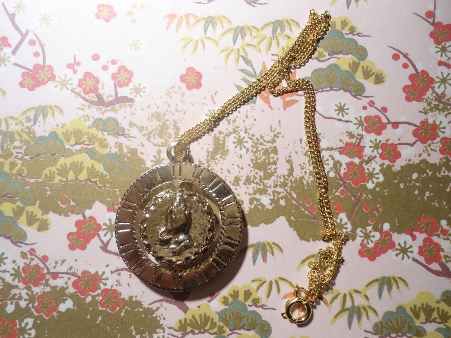 1 Vg 16 Zoll Kette Mit Spinnen Religiösen Medalion 1 Vg 16 Zoll Kette Mit Spinnen Religiösen Medalion von epicvintagejewelry