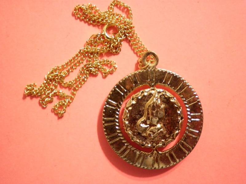 1 Vintage Vergoldete 32 Mm Betende Hände Und Kreuz 16 "Drehende Anhänger-Halskette von epicvintagejewelry