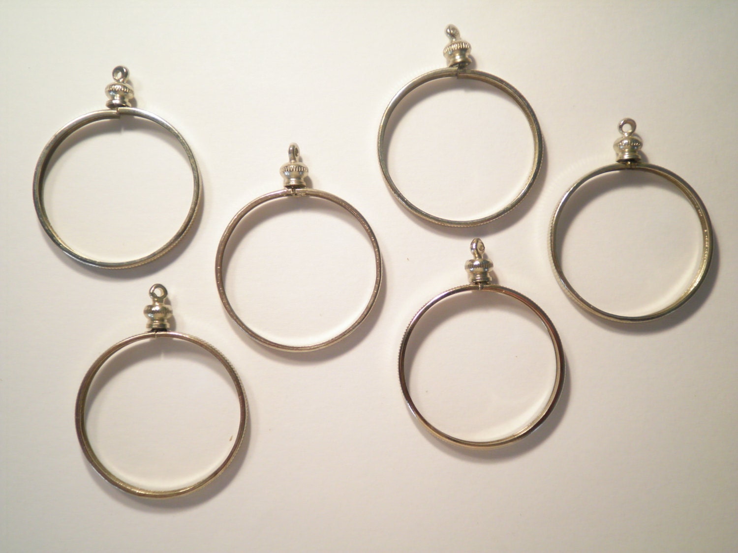 1 Vintage Versilberte Kennedy Half Dollar Münzhalter Münze Lünette Mit Messingmutter 1 Vintage Versilberte Kennedy Half Dollar Münzhalter Münze Lünette Mit Messingmutter von epicvintagejewelry