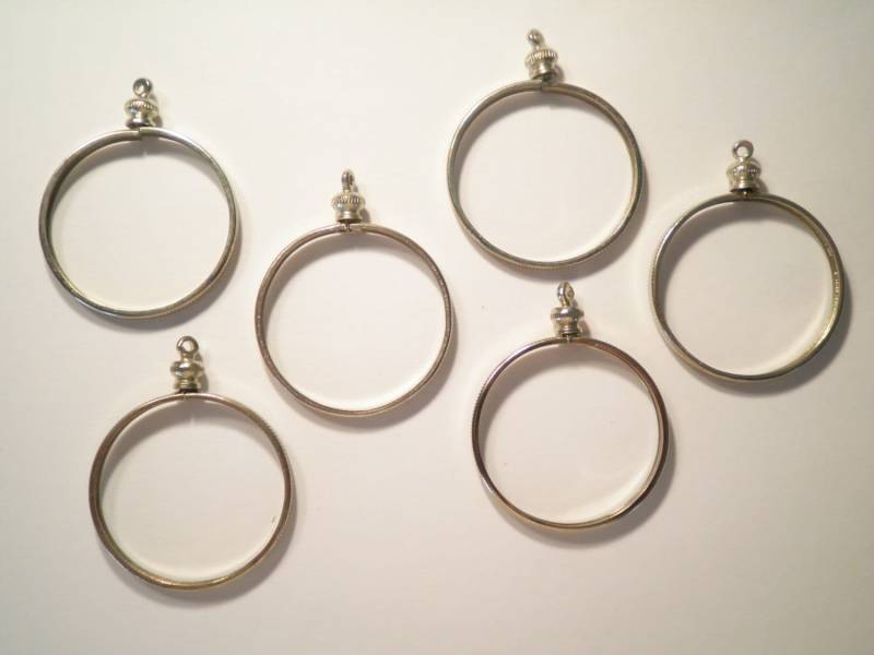 1 Vintage Versilberte Kennedy Half Dollar Münzhalter Münze Lünette Mit Messingmutter von epicvintagejewelry