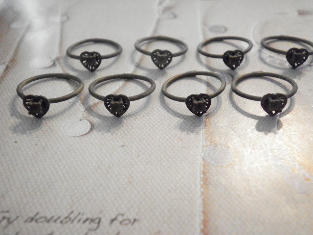12 Herz Mini Messingringe 3mm Einstellung von epicvintagejewelry