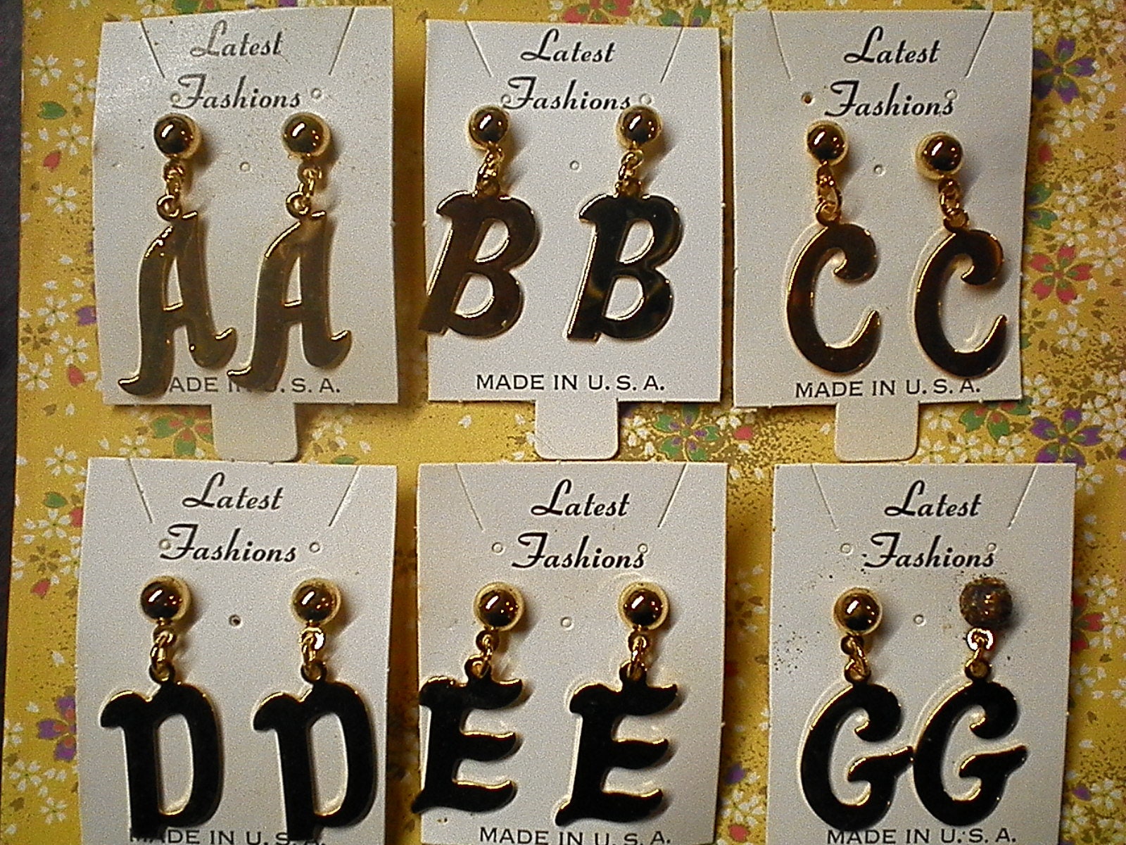 12 Paar Vergoldete Buchstaben Ohrringe 12 Paar Vergoldete Buchstaben Ohrringe von epicvintagejewelry