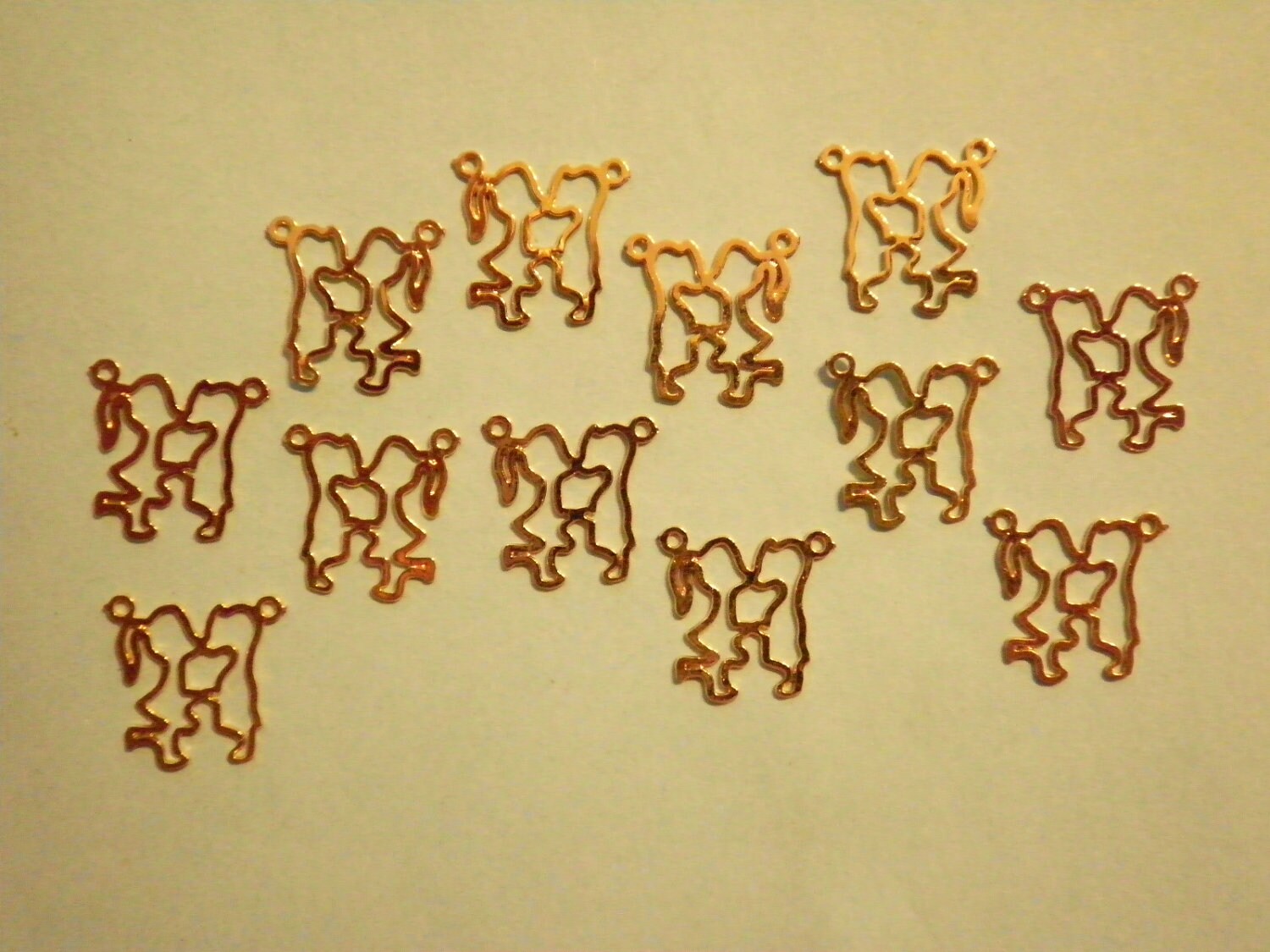 12 Vintage Vergoldet 14mm Boy Kissing Girl Anhänger 12 Vintage Vergoldet 14mm Boy Kissing Girl Anhänger von epicvintagejewelry