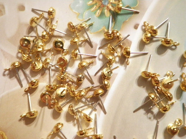 18 Prs. Vergoldete Ohrstecker Mit Kugel Und Öse von epicvintagejewelry