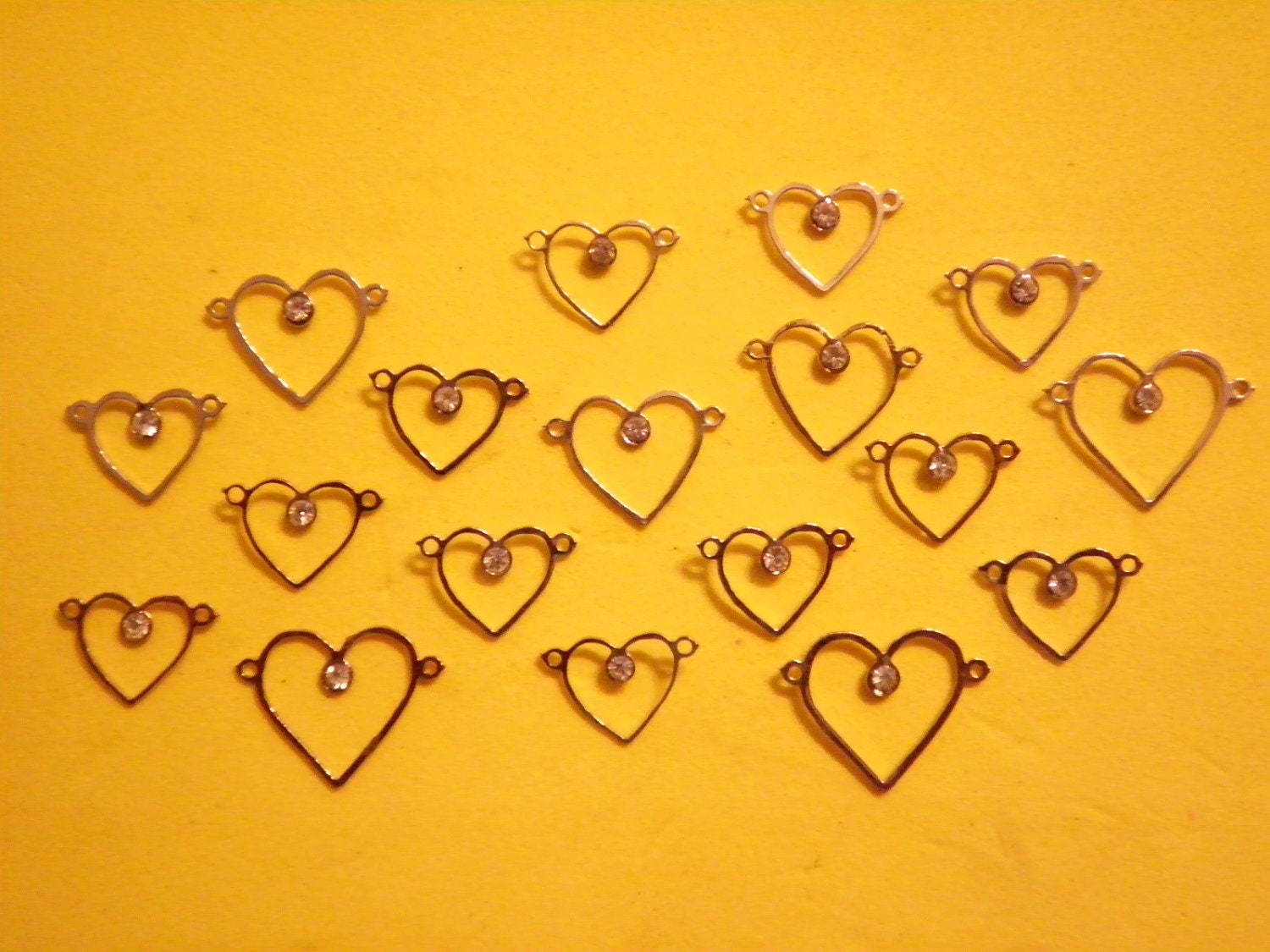 18 Versilberte Assorted 12-18mm-Offenes Herz-Steckverbinder Mit Strass von epicvintagejewelry