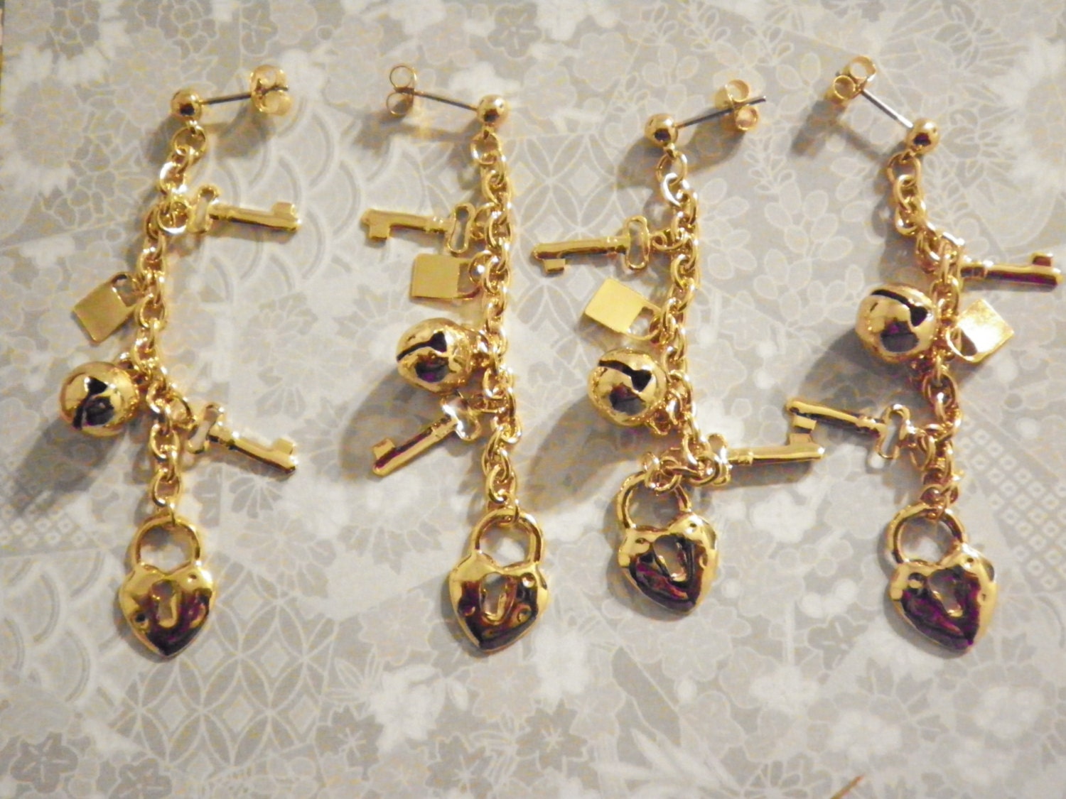 2 Prs. Vergoldet-Schloss, Schlüssel Und Jingle Bell Ohrringe 2 Prs. Vergoldet-Schloss, Schlüssel Und Jingle Bell Ohrringe von epicvintagejewelry