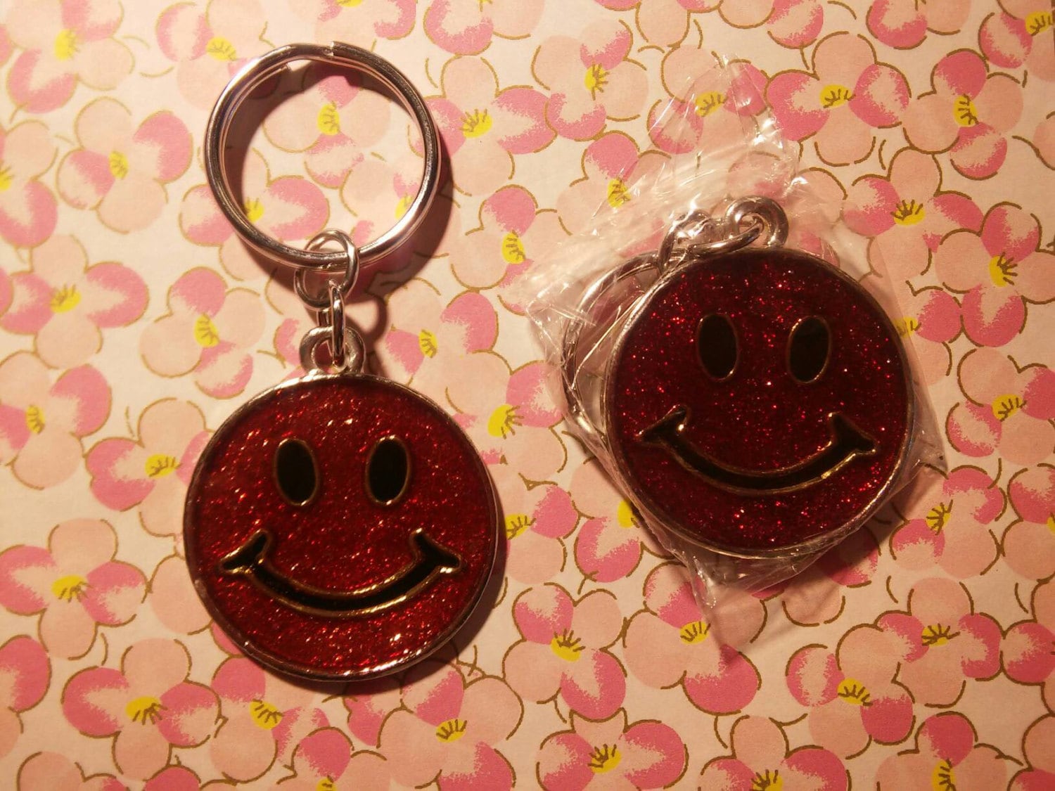 2 Smiley-Schlüsselanhänger 2 Smiley-Schlüsselanhänger von epicvintagejewelry