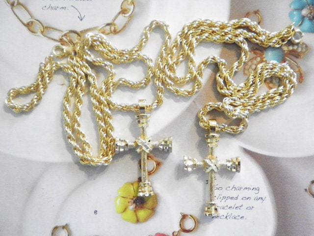 2 Vergoldete Diamantschliff Kreuze An 18" Kette 2 Vergoldete Diamantschliff Kreuze An 18" Kette von epicvintagejewelry