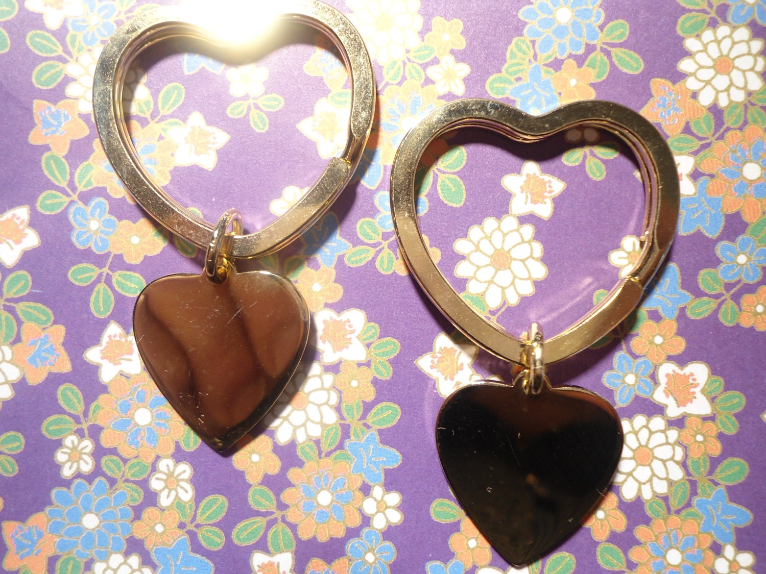 2 Vergoldete Herzförmige Schlüsselanhänger 2 Vergoldete Herzförmige Schlüsselanhänger von epicvintagejewelry