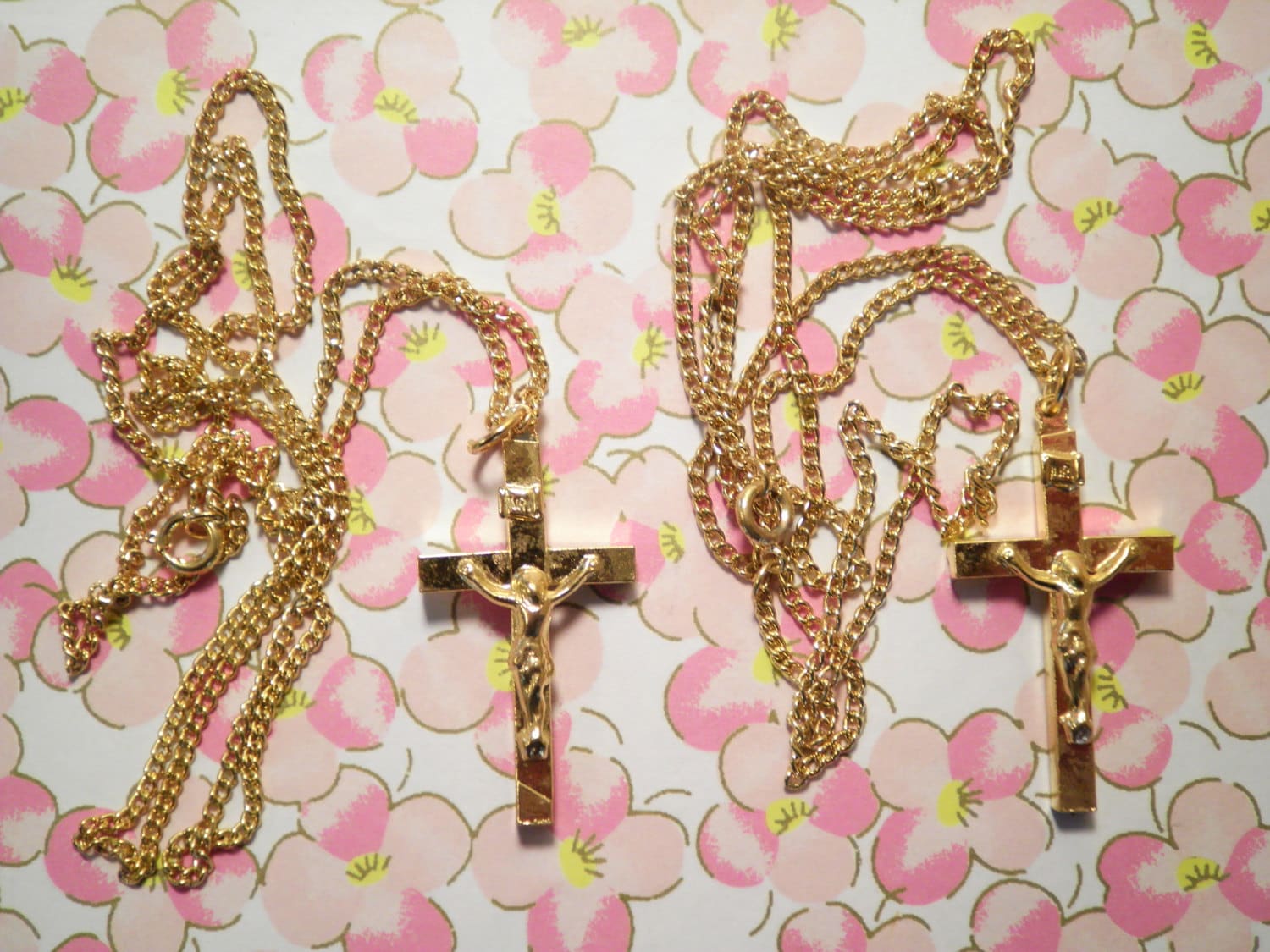 2 Vergoldete Kruzifix Halsketten von epicvintagejewelry