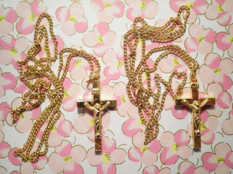 2 Vergoldete Kruzifix Halsketten von epicvintagejewelry