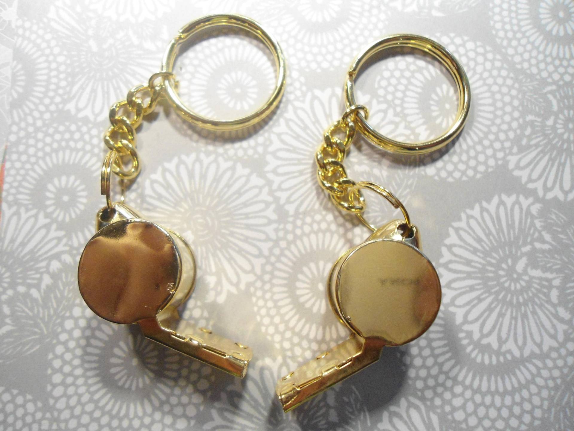 2 Vergoldete Lautes Pfeifen Schlüsselanhänger 2 Vergoldete Lautes Pfeifen Schlüsselanhänger von epicvintagejewelry