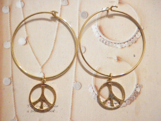 2 Vergoldeten Friedenszeichen Charm Armbänder 2 Vergoldeten Friedenszeichen Charm Armbänder von epicvintagejewelry