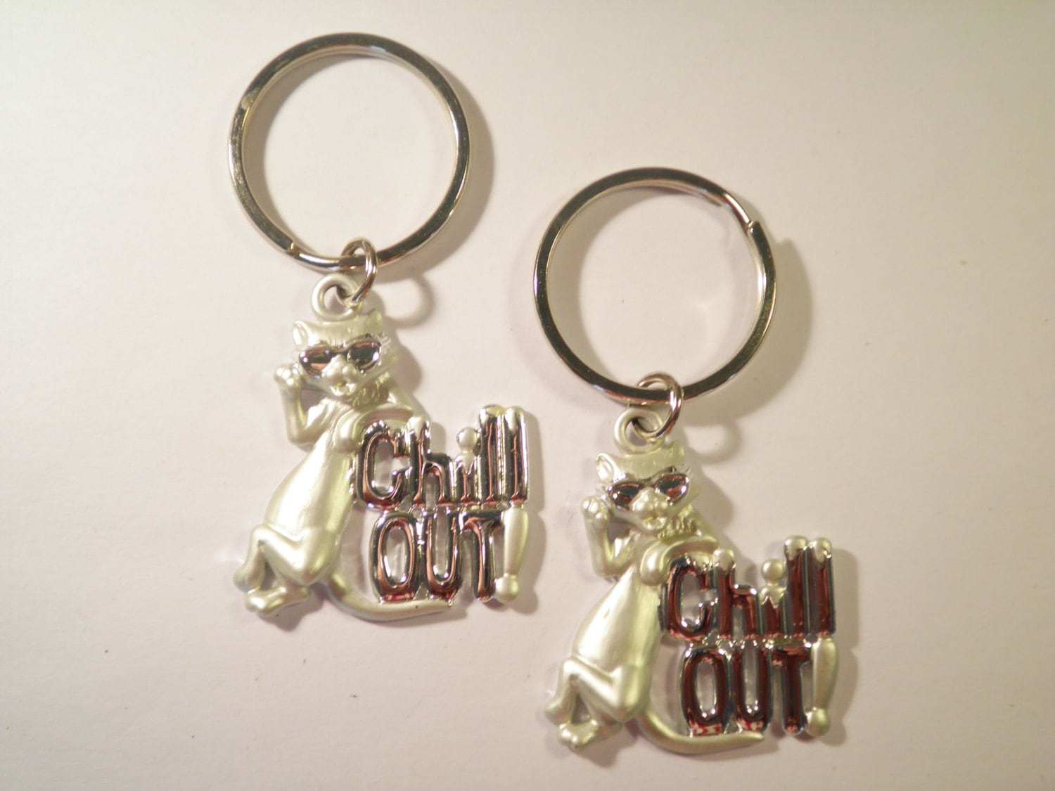 2 Versilbert "Chill Out" Kitty Katze Schlüsselanhänger 2 Versilbert "Chill Out" Kitty Katze Schlüsselanhänger von epicvintagejewelry
