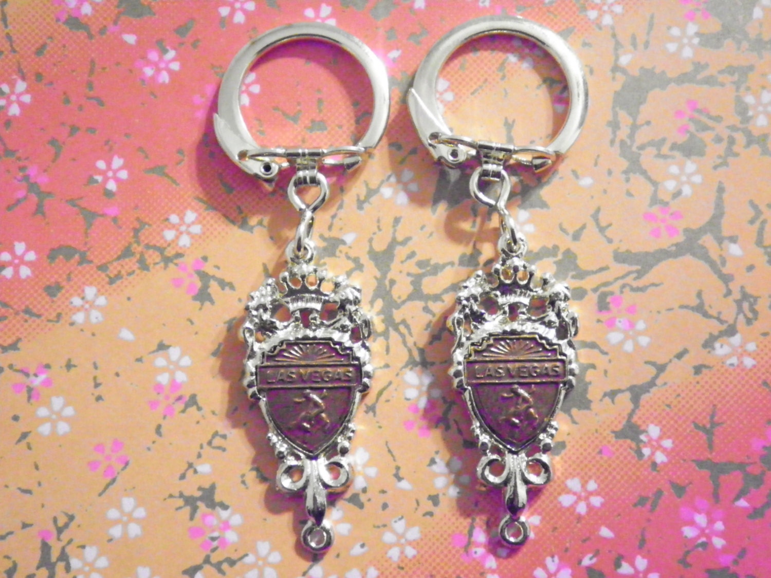2 Versilbert Las Vegas Key Chains 2 Versilbert Las Vegas Key Chains von epicvintagejewelry