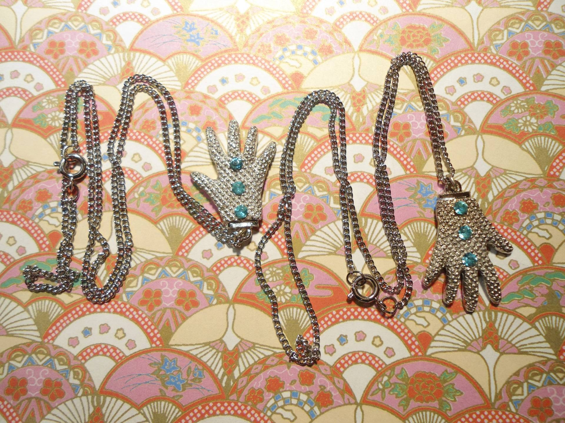 2 Versilberte 18" Micheal Jackson Handschuh Halsketten 2 Versilberte 18" Micheal Jackson Handschuh Halsketten von epicvintagejewelry