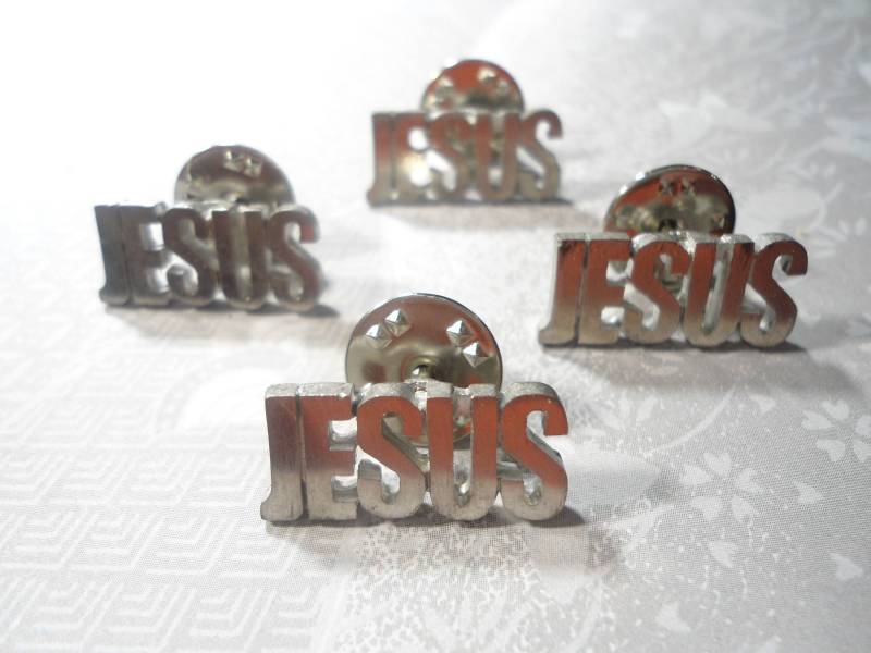 2 Versilberte Jesus Pins Broschen von epicvintagejewelry