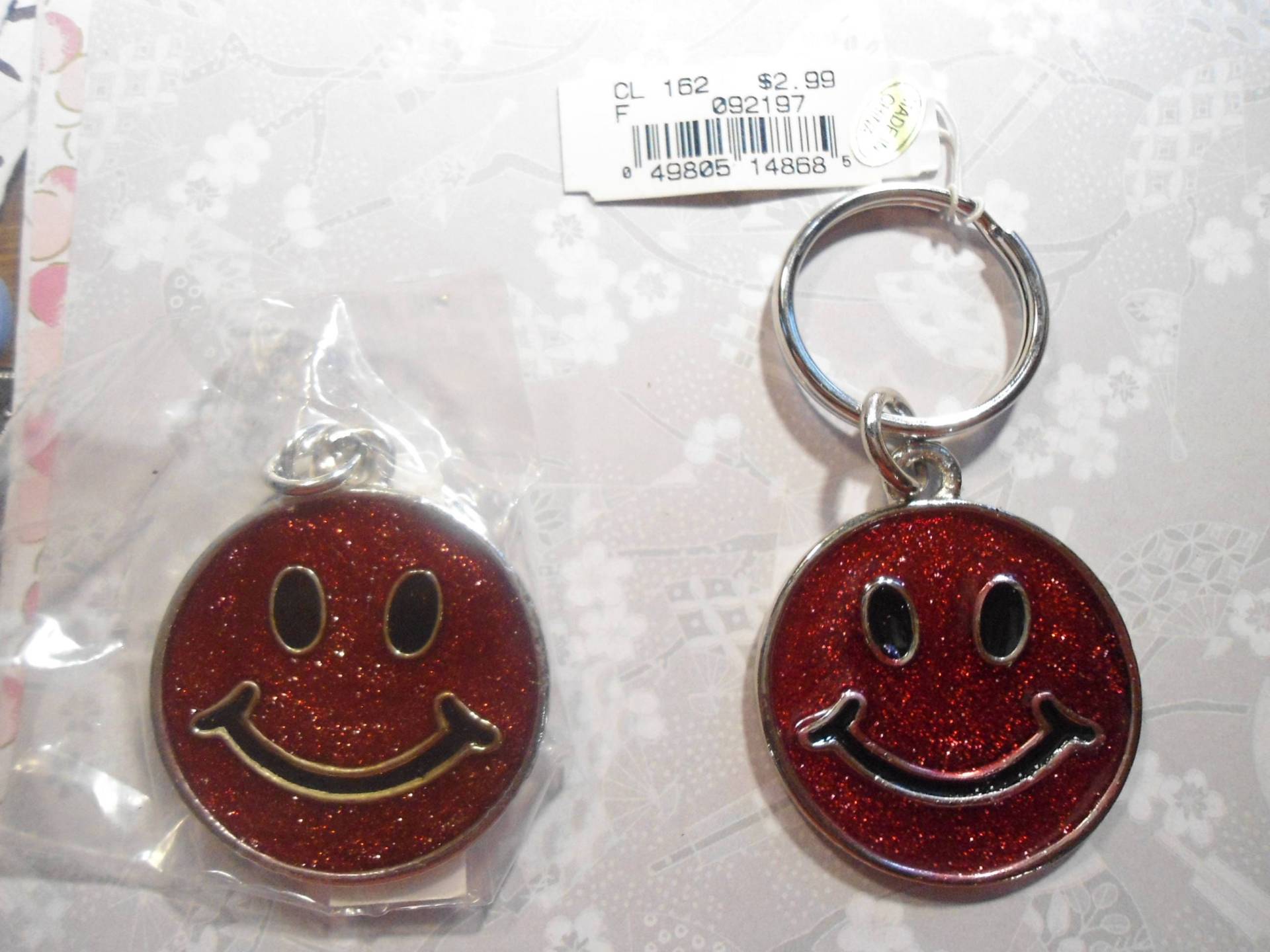 2 Versilberte Rot Emaillierten Smiley-Schlüsselanhänger Schlüsselanhänger 2 Versilberte Rot Emaillierten Smiley-Schlüsselanhänger Schlüsselanhänger von epicvintagejewelry